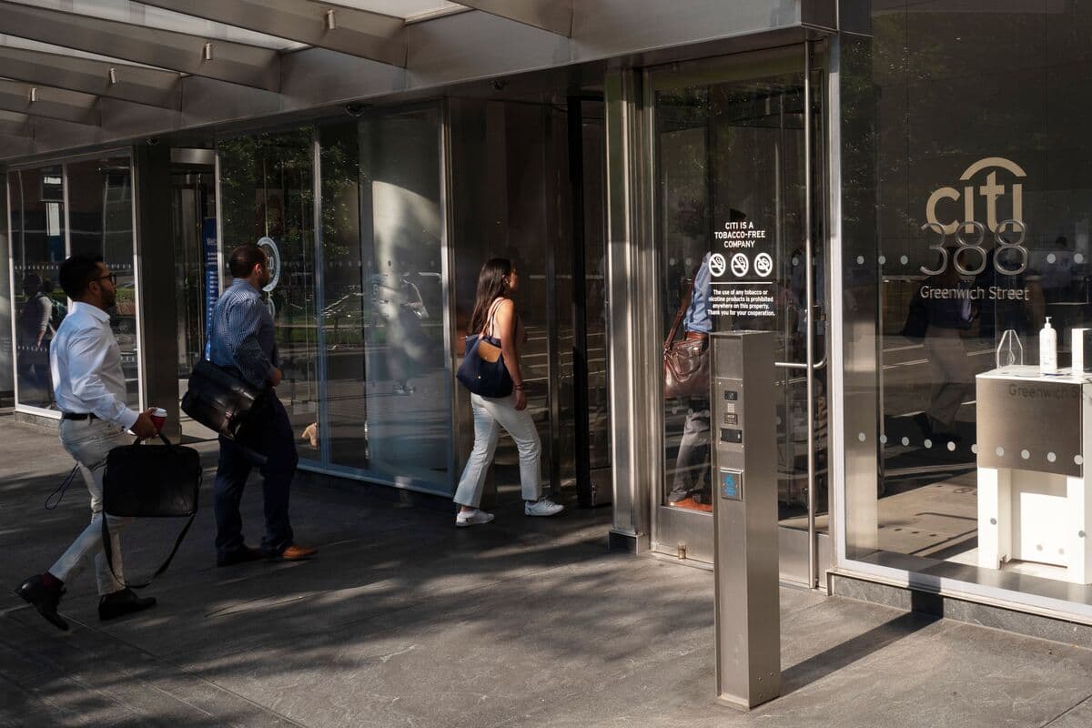 Banks Crack Down on Early Job Hopping: What Junior Bankers Need to Know